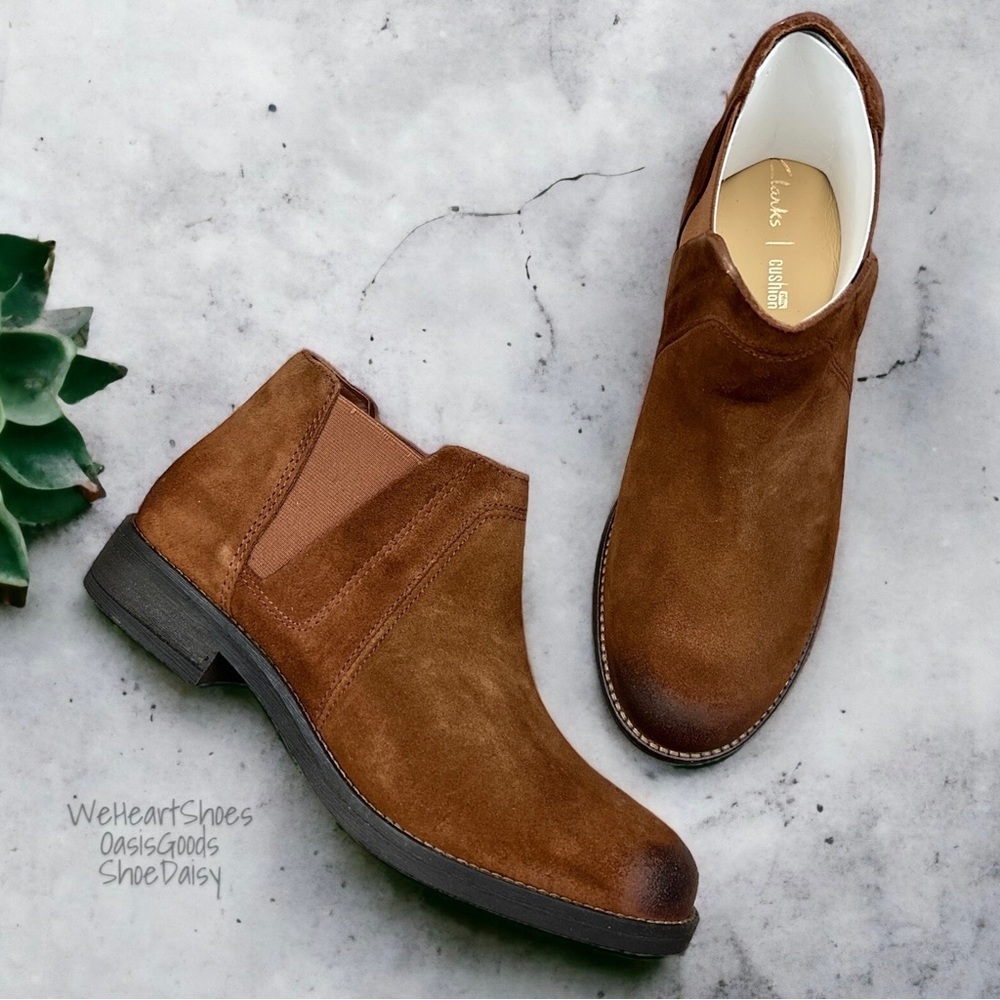 NIB Clarks Demi Beat Slip On Ankle Boots Booties Tan Brown Suede 8.5M 39.5